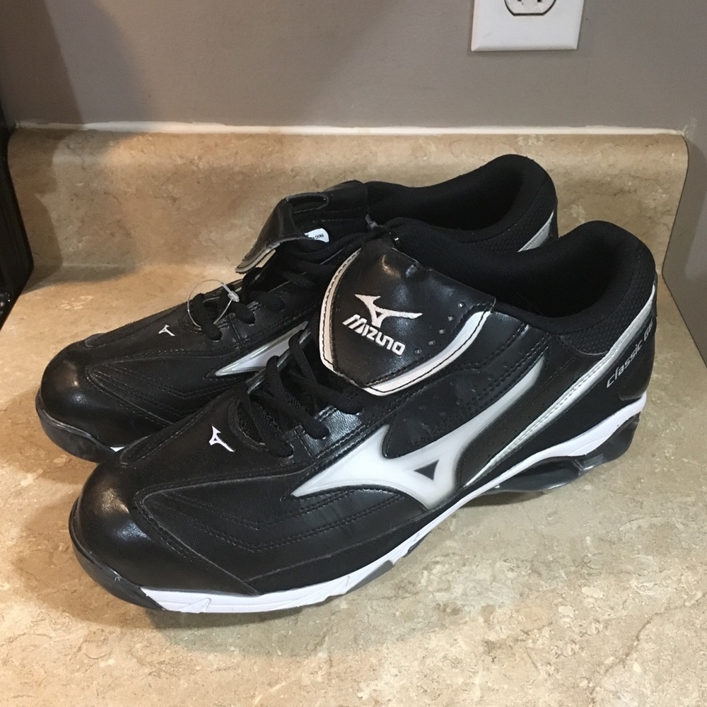New Men’s Mizuno IC Metal Baseball Cleats